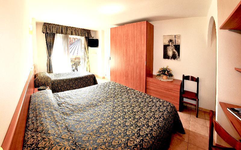 Hotel Alpen Andalo Bagian luar foto