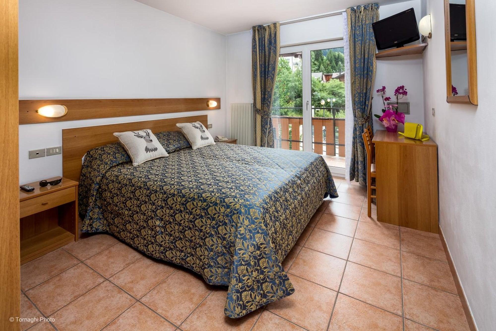 Hotel Alpen Andalo Bagian luar foto